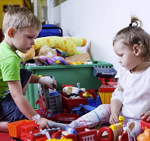 Spielende Kinder