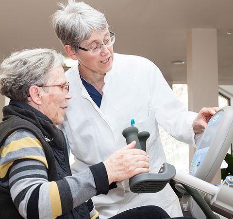 Ärztin und patientinh bei der Training