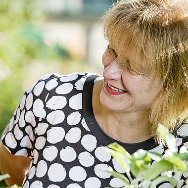 Zwei Frauen im Garten