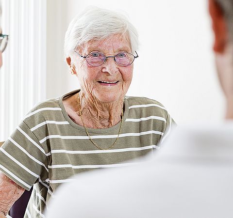 Seniorin im Gespräch mit Arzt