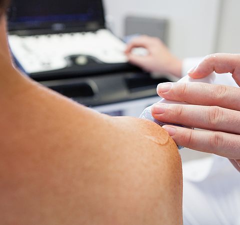 Detailaufnahme menschliche Schulter