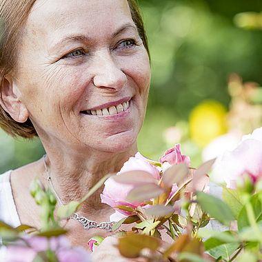 Frau im Garten